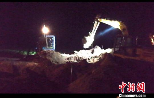 7月9日晚上22時許,棲山鎮當地救援力量依然在忙碌,五臺挖掘機正在填平已經廢掉的深井。 朱志庚 攝