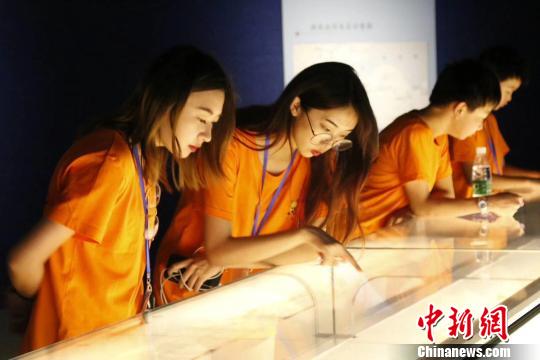 图为7月11日,70名海外华裔青少年在扬州双博馆探寻古城的前世今生。 朱建兵 摄