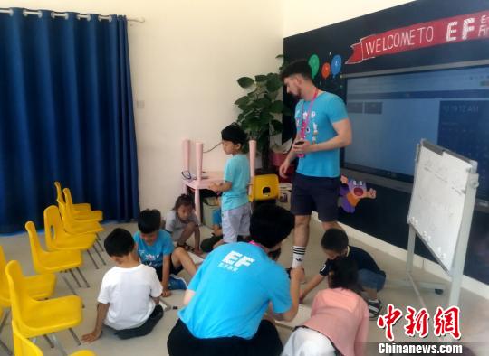 在雲龍萬達廣場英孚教育教學點,課程沒有受到影響。 朱志庚 攝