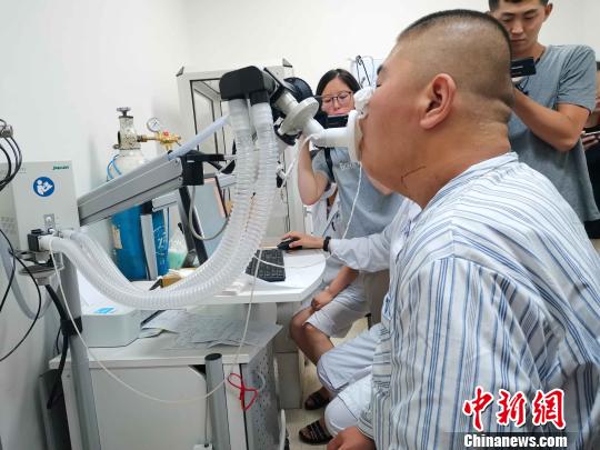 王浩楠在進行復查。 郝學娟 攝