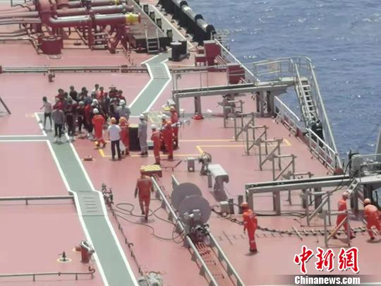 图为获救船员登上“远洋湖”号商船。海南海事局 供图
