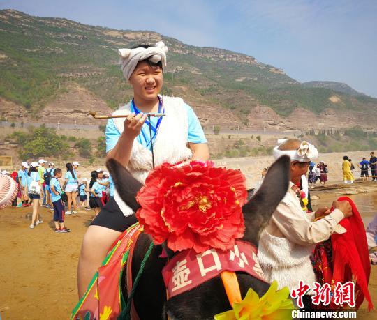 海外華裔青少年體驗騎毛驢。 楊傑英 攝