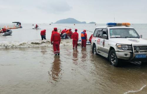 7月11日,象山縣雄鷹應急救援隊隊員在鬆蘭山風景區周邊海域仍未找到失聯女童。救援人員供圖