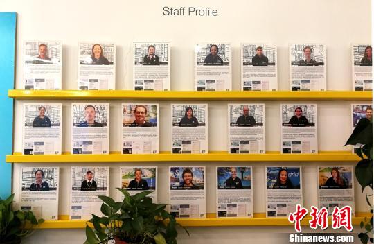 在徐州三胞廣場英孚教育教學點大廳,牆上展示出來的部分外教。 朱志庚 攝
