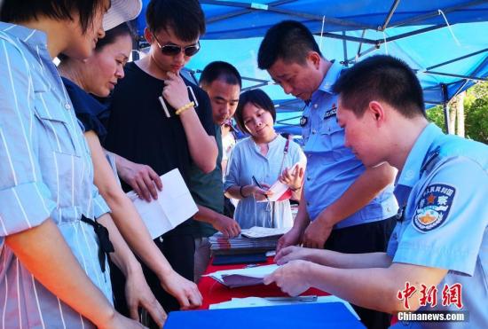 资料图:民警提供落户咨询和业务办理服务。<a target='_blank' href='http://www.chinanews.com/'>中新社</a>记者 尹海明 摄