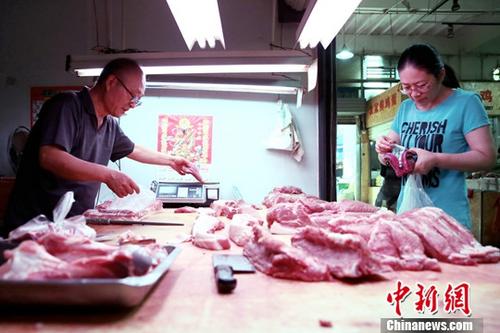 资料图:民众在菜市场购买猪肉。<a target='_blank' href='http://www.chinanews.com/'>中新社</a>记者 张远 摄