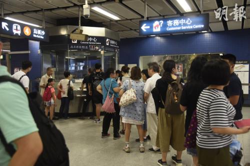 港铁服务一度受阻,有乘客排队退票及查询相关情况。图片来源:香港《明报》/梁铭康 摄