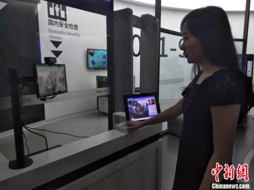 圖爲雲從科技工作人員示範“刷臉進站”。 邢蕊 攝