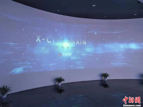 如今,人臉識別已經滲透到生活的方方面面。圖爲雲從科技展廳 邢蕊 攝
