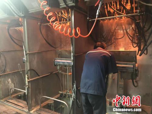 上猶縣元源新材料有限公司內,一位工人正在作業。 冷昊陽 攝