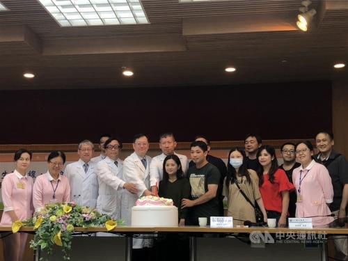 38歲陳小姐(前右5)日前靠人工心臟維持生命。(圖:臺灣“中央社”/記者張茗喧 攝)