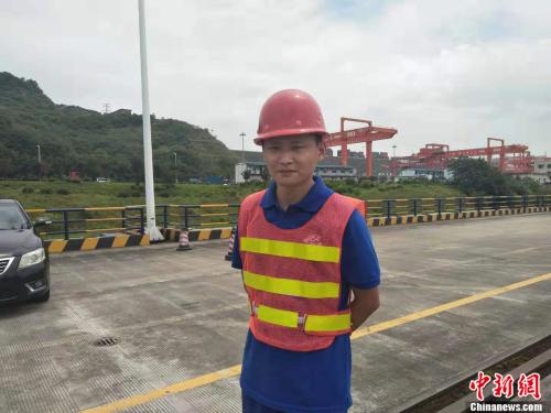 橋吊司機胡萬琪正在接受採訪。邢蕊 攝