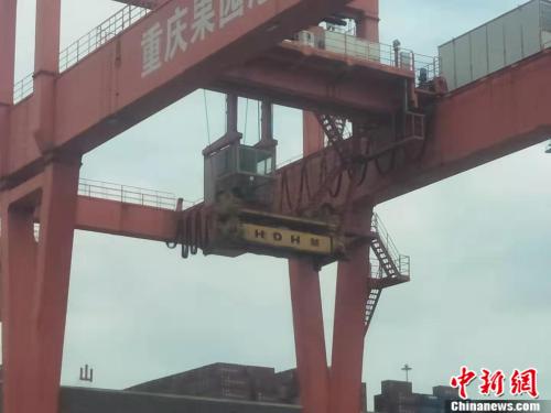 果園港的場橋。之前,胡萬琪曾在駕駛室工作十年。邢蕊 攝