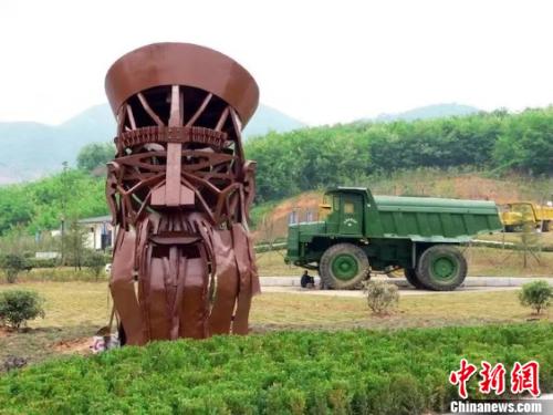 湖北黄石矿山公园内陈列的旧设备和由废弃零件做的雕塑。供图