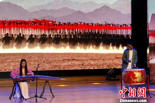 在開營儀式上,來自贊比亞中文國際學校的營員的箏鼓合奏《將軍令》將現場氣氛推到了高潮。 李佩珊 攝
