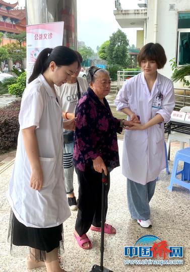 實踐隊員充分展示了愛老敬老的精神風貌。(福建醫科大學研究生院 供稿) 福建醫科大學研究生院供稿 攝