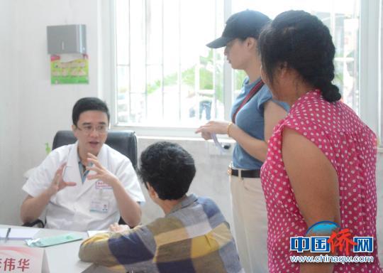 在義診活動現場,普外專科醫生坐診,耐心、專業解答求診民衆。(福建醫科大學研究生院 供稿) 福建醫科大學研究生院供稿 攝