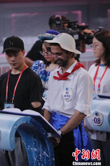 哥斯达黎加的选手孟语堂认真答题。节目组供图