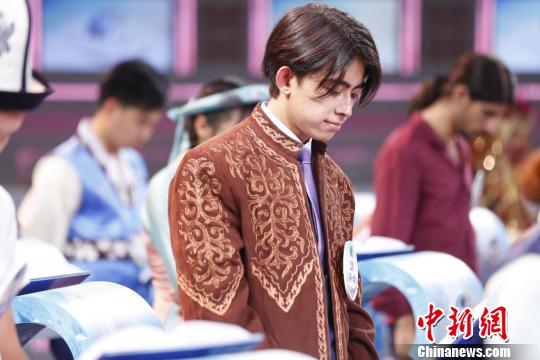 来自哈萨克斯坦的阿伟也顺利获得了30强的宝贵席位。节目组供图