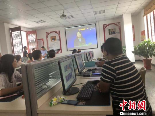 山蕩村的電商驛站,老師正在爲村民講解如何開淘寶店。 劉林 攝