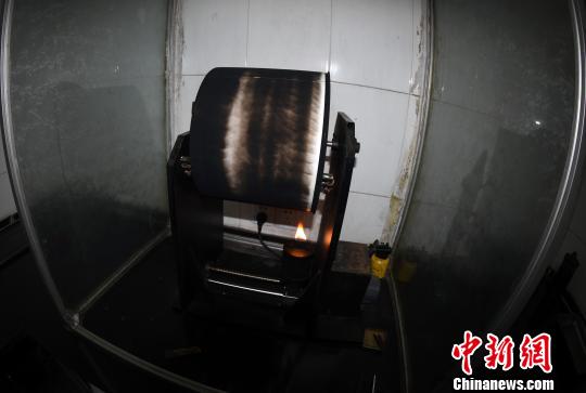 大型維歇爾地震儀使用的薰煙記錄紙製作過程演示。 孫自法 攝