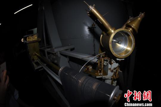 大型維歇爾地震儀在薰煙記錄紙上開展測震工作演示。 孫自法 攝