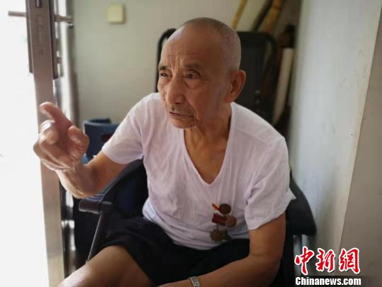 圖爲:楊成餘向記者講述往事 李貝妮 攝