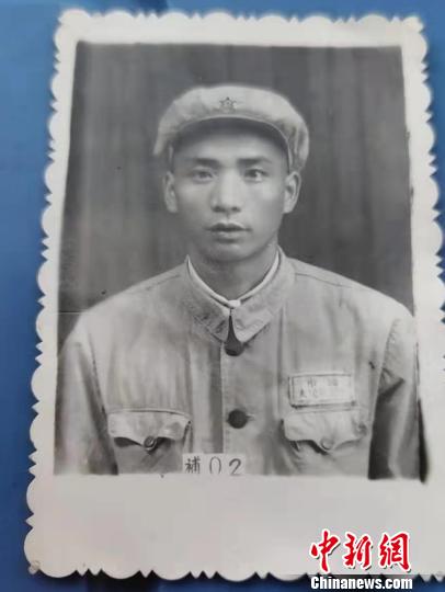 圖爲:楊成餘年輕時期身穿軍裝的舊照 李貝妮 攝