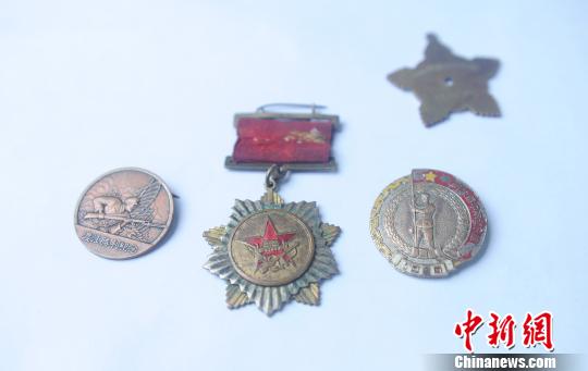 圖爲:楊成餘的軍功章 劉煒 攝