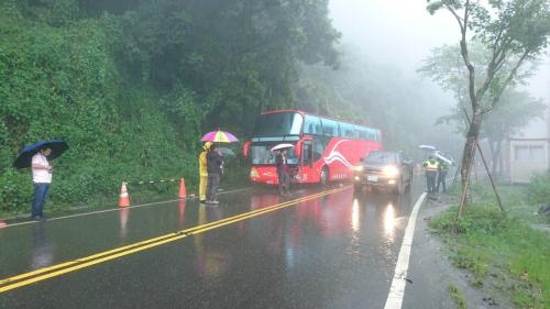 一輛載18名大陸旅遊團成員的遊覽車中午在嘉義縣阿里山公路78公里,竹崎鄉十字村路段,與休旅車發生碰撞車禍。消防部門提供