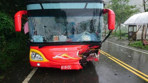 一輛載18名大陸旅遊團成員的遊覽車中午在嘉義縣阿里山公路78公里,竹崎鄉十字村路段,與休旅車發生碰撞車禍。消防部門提供
