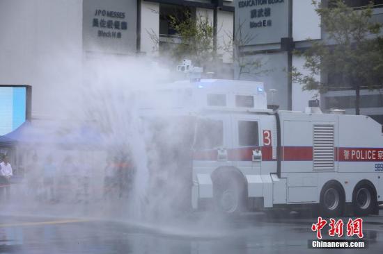 8月12日,香港警方在位於粉嶺的警察機動部隊總部,首次展示人羣管理特別用途車,即俗稱的“水炮車”。車頂配有兩支噴水裝置,車頭配有一個水喉,可以用花灑,脈衝,及水柱三種形式發射,也可以選擇不同射程。圖爲車頭水喉以花灑形式發射,驅散近距離人羣。 <a target='_blank' href='http://www.chinanews.com/'>中新社</a>記者 謝光磊 攝