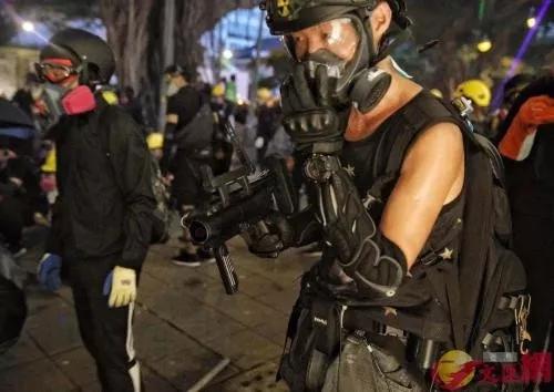 暴徒手持仿制气枪,准备发射。图片来源:大公文汇全媒体记者摄