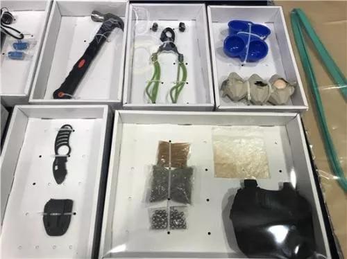 警方在记者会现场展示检获的证物 (图:大公文汇全媒体记者摄)