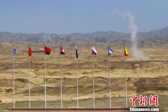 中國參賽隊成員使用前衛2-便攜式導彈對模擬直升機靶標射擊,正中目標。 王小軍 攝