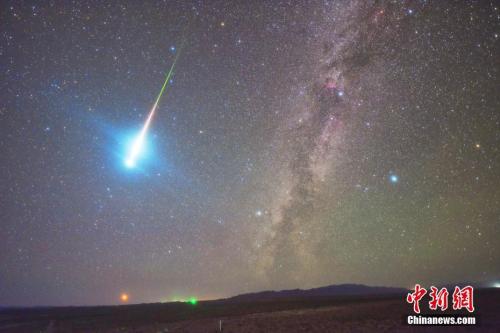 2018年8月12日,在青海海西州德令哈可魯克湖邊,一顆火流星照亮了夜空。 唐正曄 攝