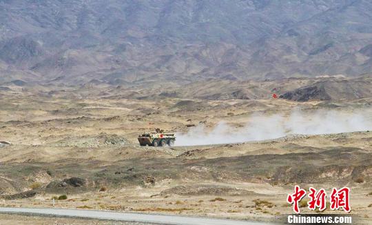 中國參賽隊成員駕車飛馳在賽道上 王小軍 攝