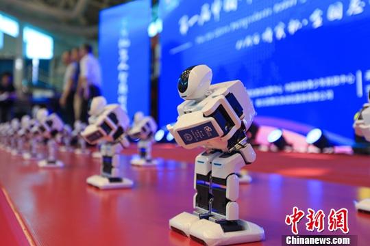 资料图：7月27日，首届中国研究生机器人创新设计大赛全国总决赛上的机器人。中新社记者 吕品 摄