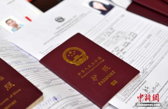 近日,尼泊爾宣佈給予中國赴尼旅遊公民免簽證費待遇,以感謝中國在4·25地震後對尼泊爾施以援手。中國是尼泊爾第二大旅遊客源國,這一舉措可重振受災影響的尼泊爾旅遊業。當日,尼泊爾駐華大使館及尼泊爾駐拉薩總領事館、尼泊爾駐上海名譽領事館、尼泊爾駐香港總領事館同步提供免簽證費服務,以方便中國各地遊客。赴尼旅遊停留期限可爲15天、30天、90天,隨着新實施的免簽證費政策,中國遊客赴尼泊爾旅遊將可以省下約160-670元人民幣的簽證費。 李林 攝