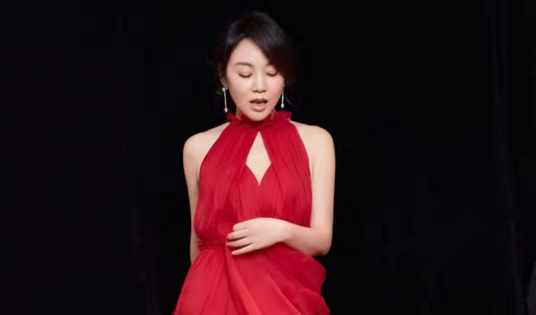 闫妮被曝与男友分手,曾找20个保安断绝来往,如今已开始新恋情?