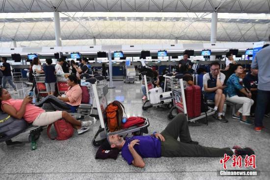 8月13日下午,大批示威者以機場手推車等堵塞香港國際機場1號客運大樓旅客登機行段及保安閘門,旅客未能經1號客運大樓前往離境大堂。機場管理局宣佈,所有航班登記服務暫停。 <a target='_blank' href='http://www.chinanews.com/'>中新社</a>記者 麥尚旻 攝