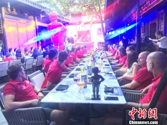 圖爲招待會現場。 嶽依桐 攝