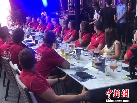 圖爲招待會現場。 嶽依桐 攝