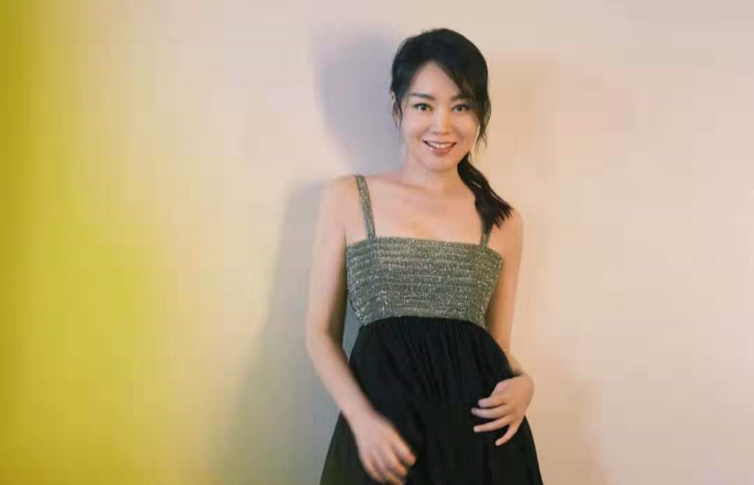 闫妮被曝与男友分手,曾找20个保安断绝来往,如今已开始新恋情?