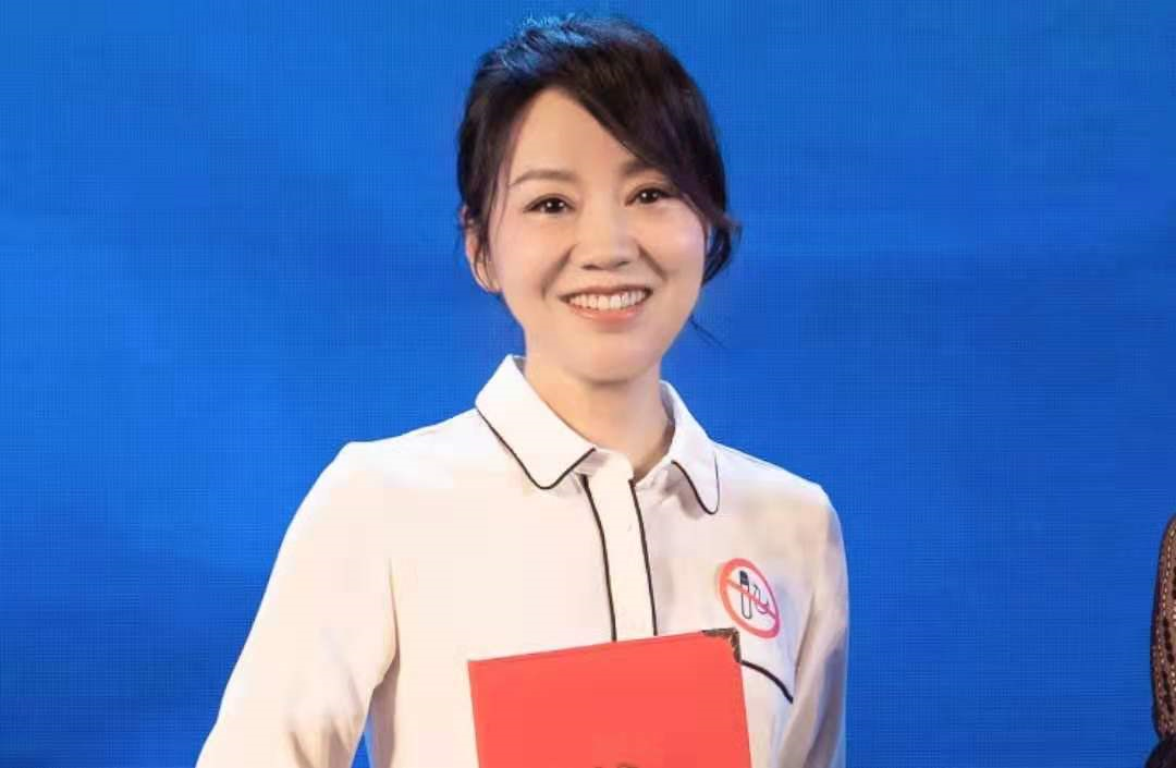 闫妮被曝与男友分手,曾找20个保安断绝来往,如今已开始新恋情?
