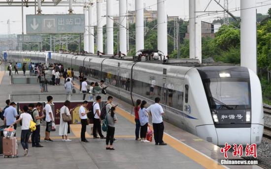 資料圖:一列動車組列車入站。<a target='_blank' href='http://www.chinanews.com/'>中新社</a>記者 張斌 攝