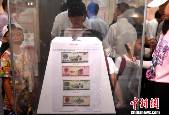 本次展出的实物涵盖福建各地侨批,是一次较为全面展示福建侨批分布现状的大型侨批展览。 吕明 摄