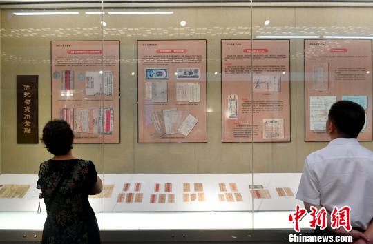 展览为期五天,分“下南洋与侨批业”“侨批与货币金融”“侨批中的家国情怀”“侨批与海上金融之路”等主题,精选展示侨批及相关实物近500件。 吕明 摄