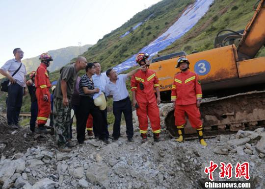 甘洛縣、鐵路和消防救援人員垮塌現場會商搶險救援方案。 曹尚 攝