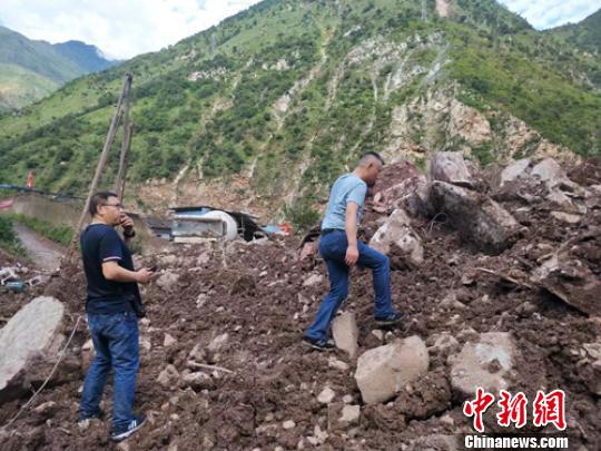 峨眉車務段張少華和劉維建用最快速度趕到災害現場,冒險穿過垮塌體與地方救援隊匯合。 劉忠俊 攝